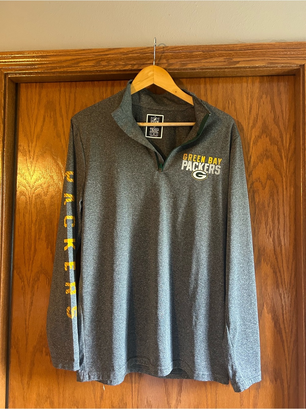 NFL Green Bay Packers Gray Long Sleeve Quarter-Zip Pullover with Yellow Logo